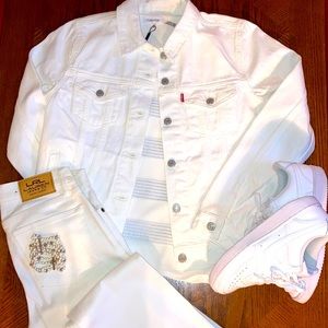 ⬆️ SOLD Levi’s white Denim Trucker jacket.